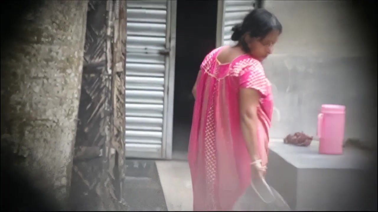 indian aunty working cleavage