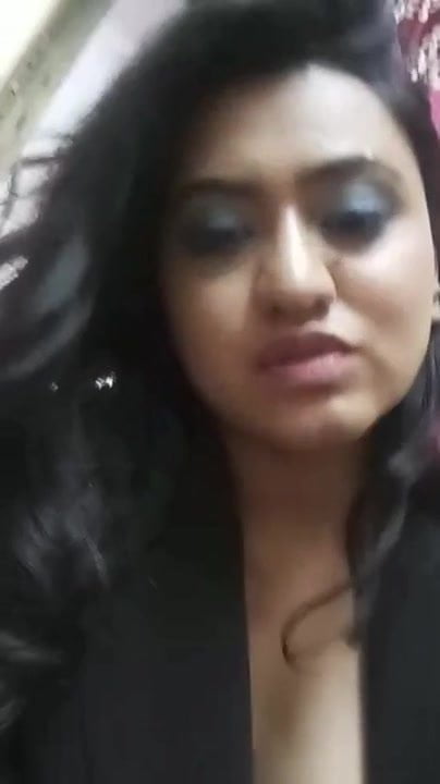DESI INDIAN GIRL SHOWS HER BOOBS TO HER LANDLORD