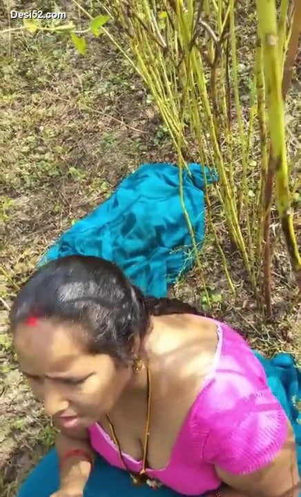 Hindu aunty ko paysa de kar chudai ki, Hindu desi outdoor