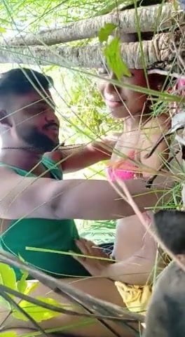 Desi Bengali girl has sex with her bf in the jungle
