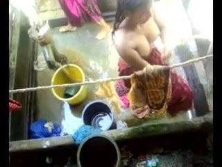 Bangla desi village girls bathing in Dhaka city HQ (5)
