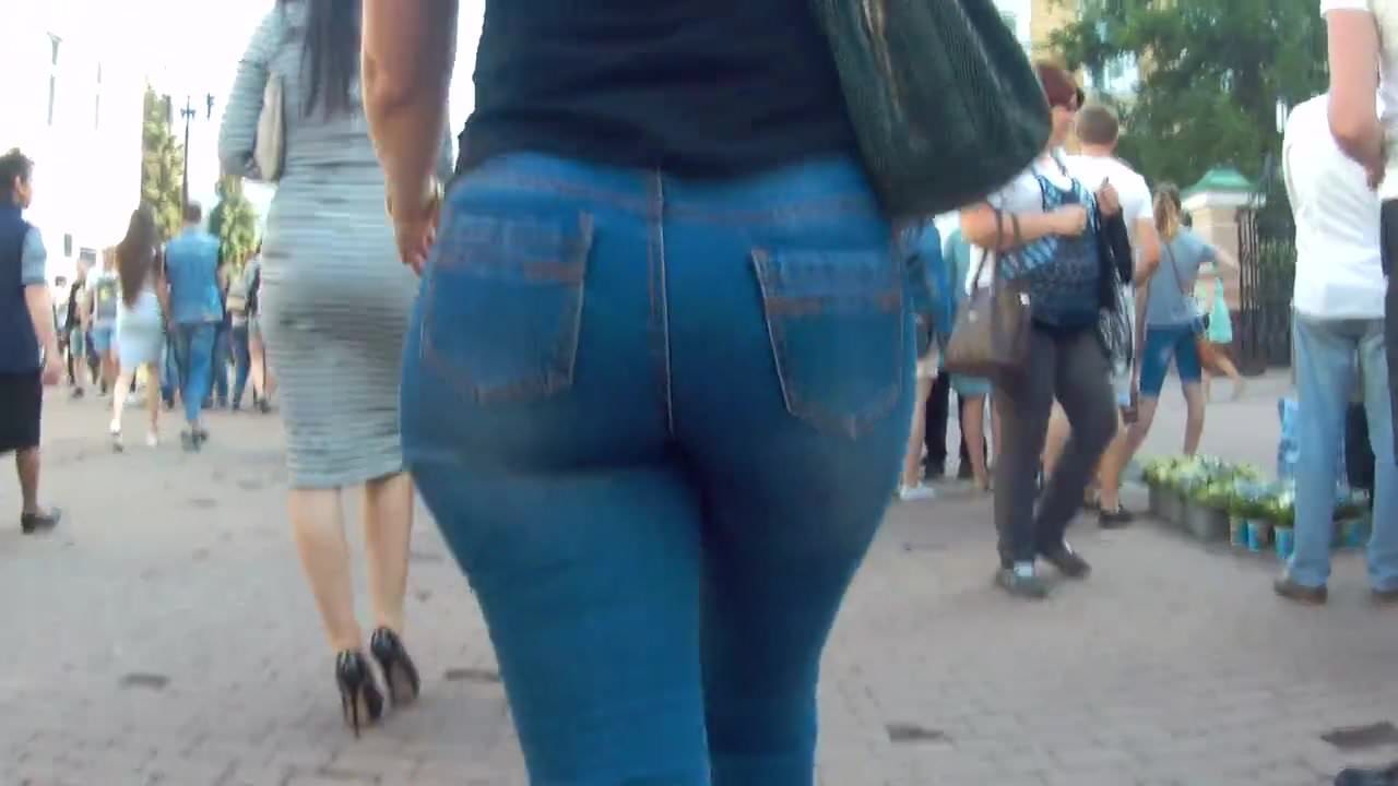 Big ass brunete in jeans