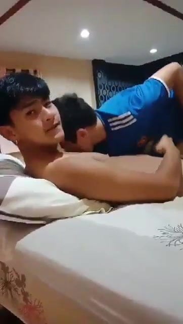 thai friends bare fuck on bed (1'48'')