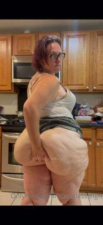 Juicy Big ass Mom in the kitchen