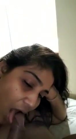 Desi Beautiful Indian Girl Gives Blowjob