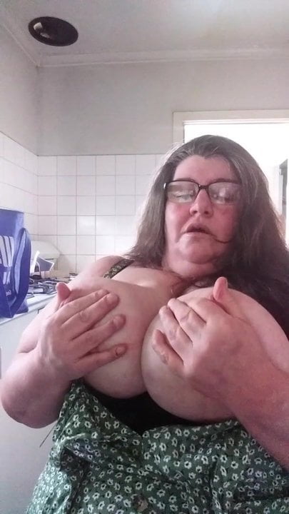 SassySsbbwMelb teasing her big natural tits