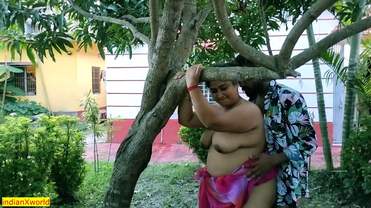 Indian beautiful maid hot sex at open garden!! Viral sex