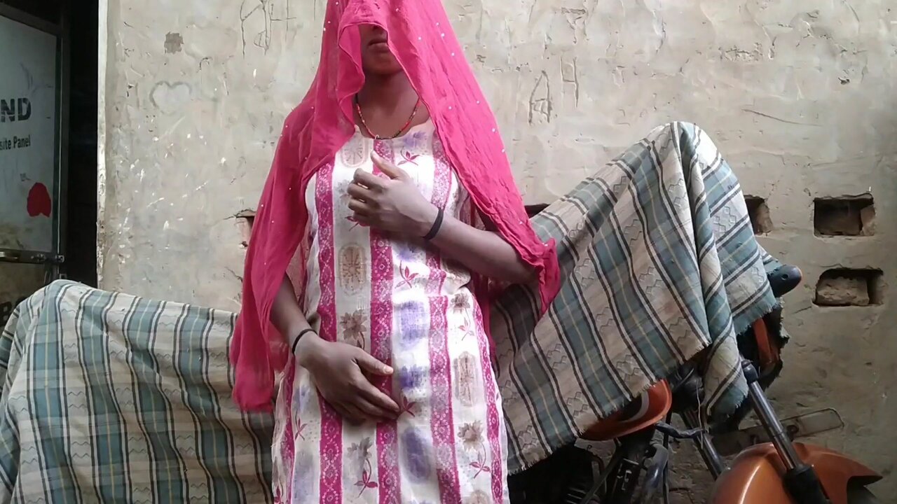 The sister-in-law who was sweeping was fucked a lot by opening her salwar