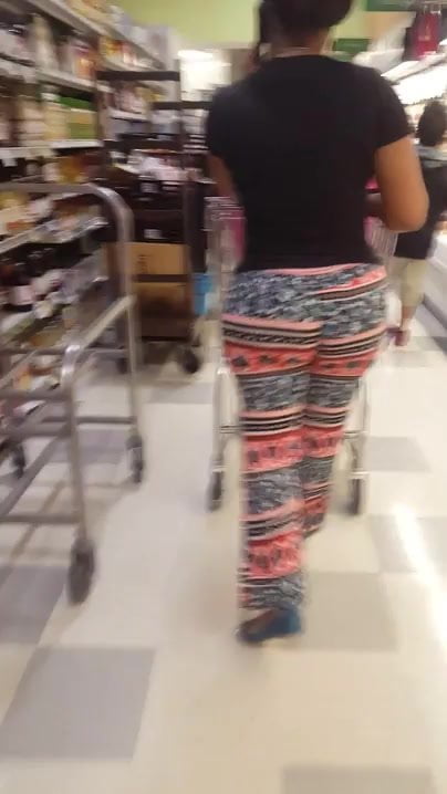 Booty clapping shopper at Publix 3