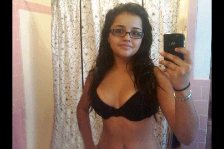 chubby girl friend nude selfie