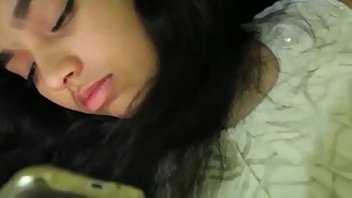 hermosa pendeja india mirando porno