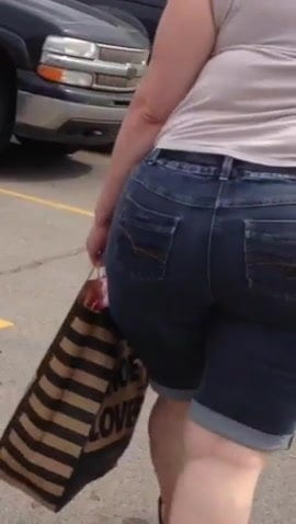 Huge PAWG Mom in jean shorts
