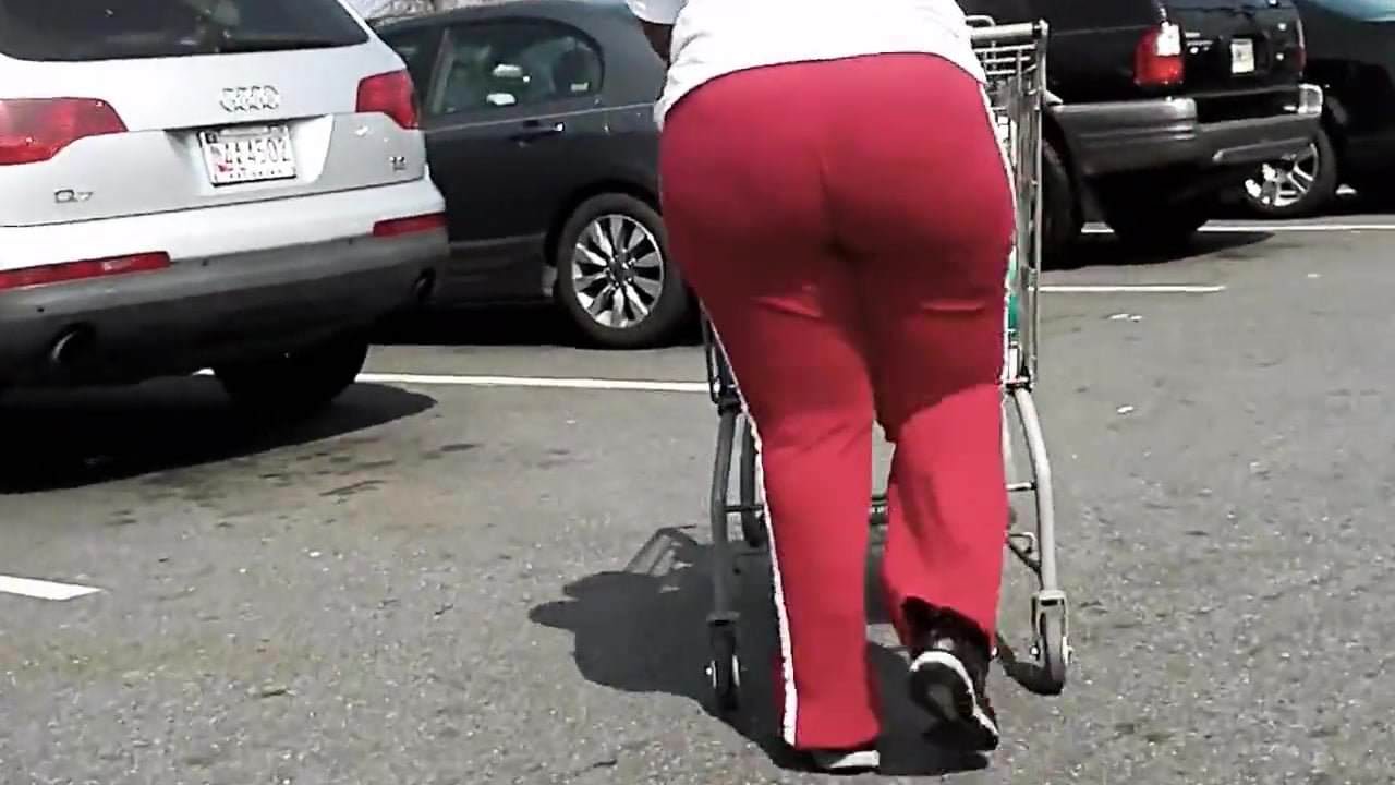 BBW BOOTY GILF IN TIGHT RED YOGA PANTS CANDID