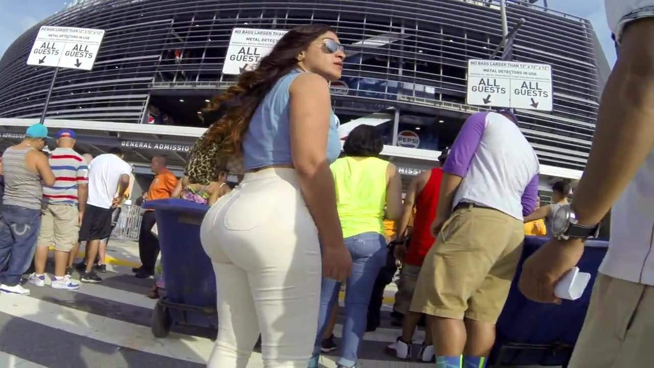 Juicy big butt latin girl in tight jeans