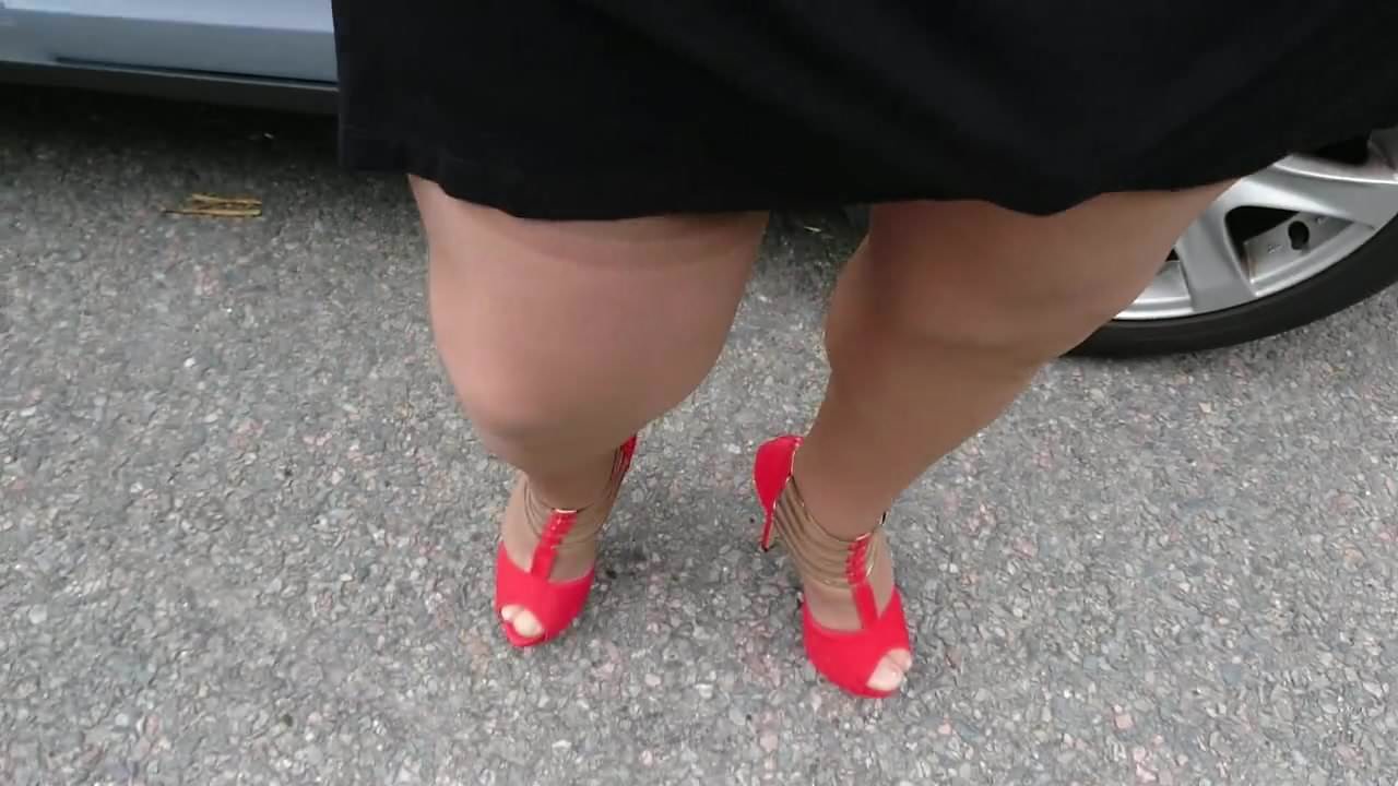 Crossdressing outdoor in nude stockings and red heels