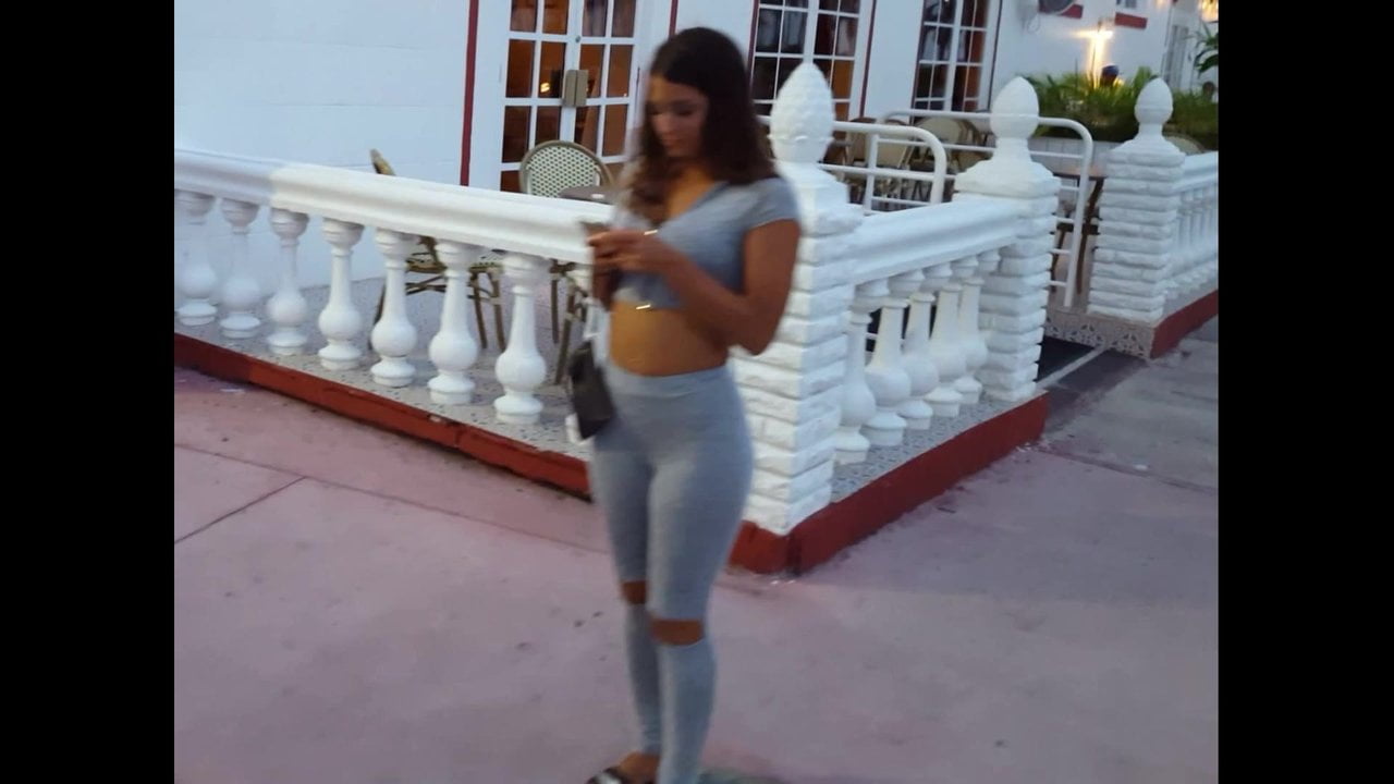 Candid voyeur hot ass in leggings public street