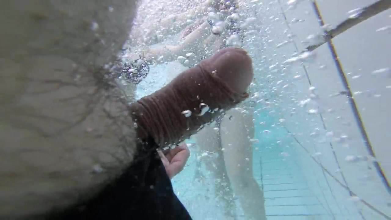 masturbating close to bikini grirls underwater