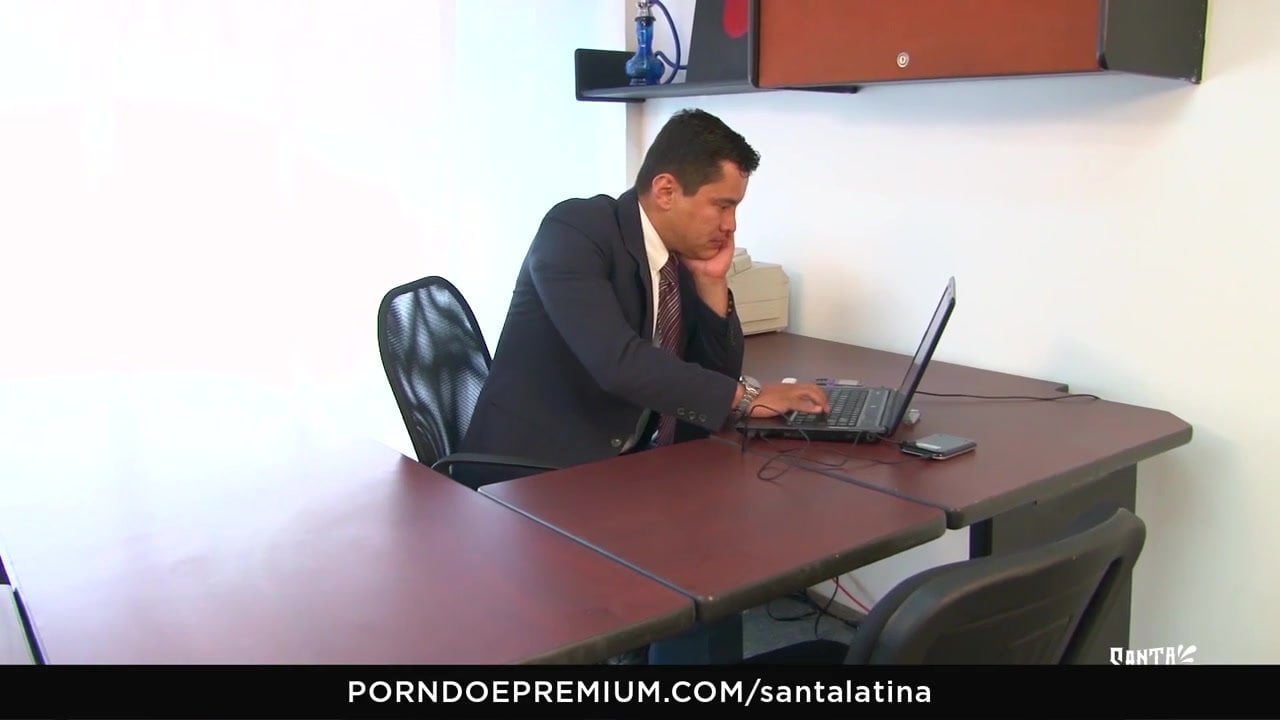 SANTA LATINA Colombian secretary gets naughty in the office